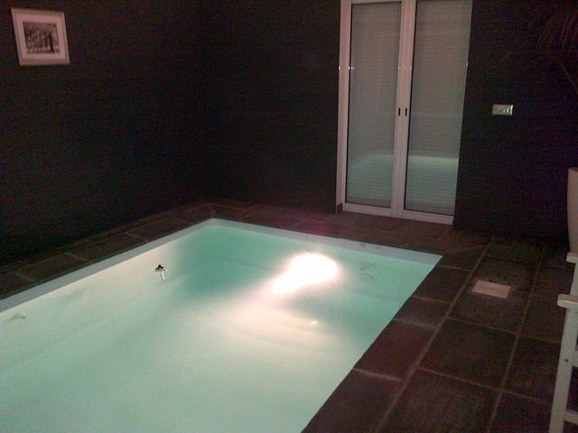 piscine intérieure VENUS de 4m25 x 3m00 avec un fond plat de 1m30